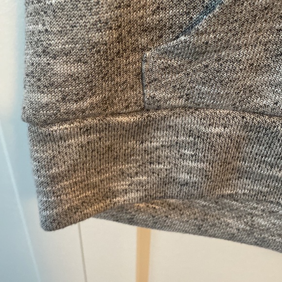 ✨ANY 2 FOR 15 ANY 3 FOR 20✨- Sleeveless Forever21 Hooded Vest - Picture 5 of 10